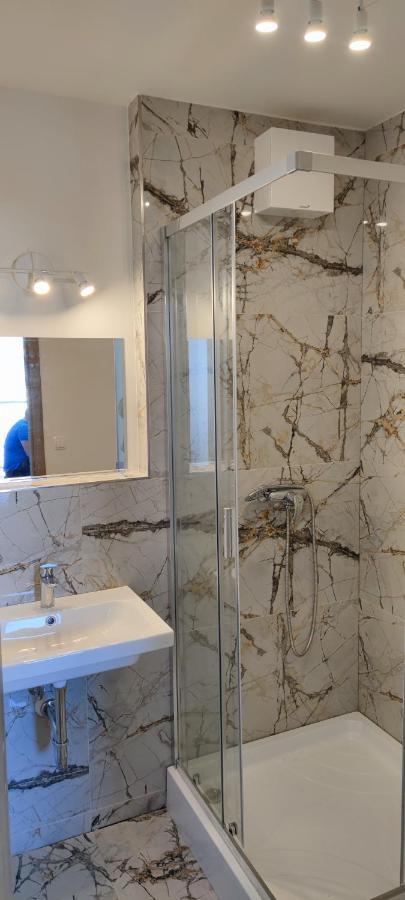 Apartment Center Penthouse: Modern One-bedroom With Free Parking *